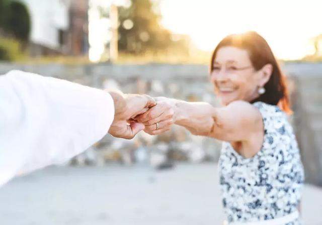 看了张歆艺和袁弘，我发现这样的男人才是解决婆媳矛盾的顶配