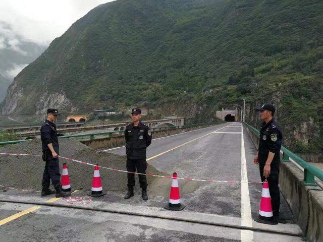 阿坝特警己抵达汶川县绵虒泥石流现场开展抢险救援