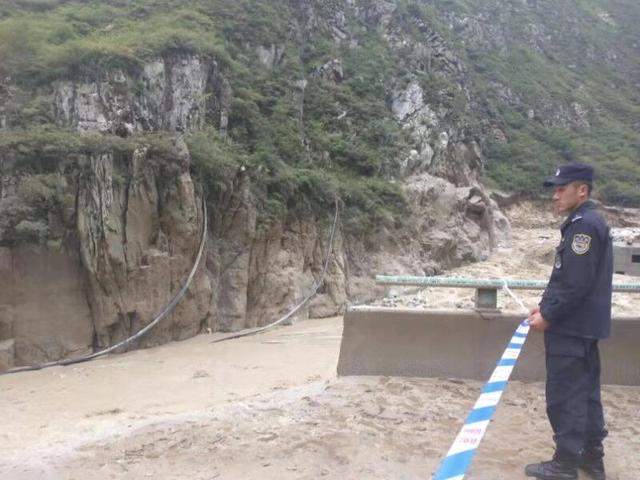 阿坝特警己抵达汶川县绵虒泥石流现场开展抢险救援