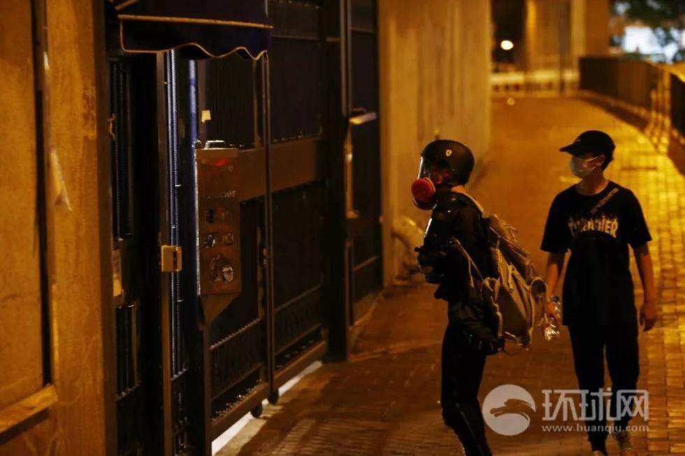 昨夜，废青霸占港铁站刷下限：小便，喷脏字，贴卫生巾……