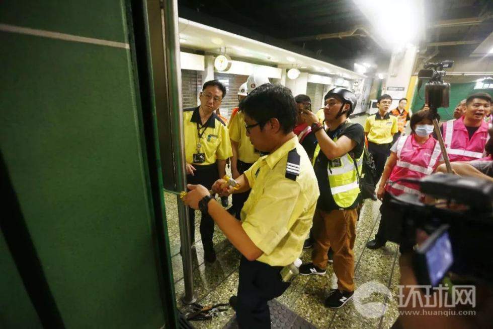 昨夜，废青霸占港铁站刷下限：小便，喷脏字，贴卫生巾……