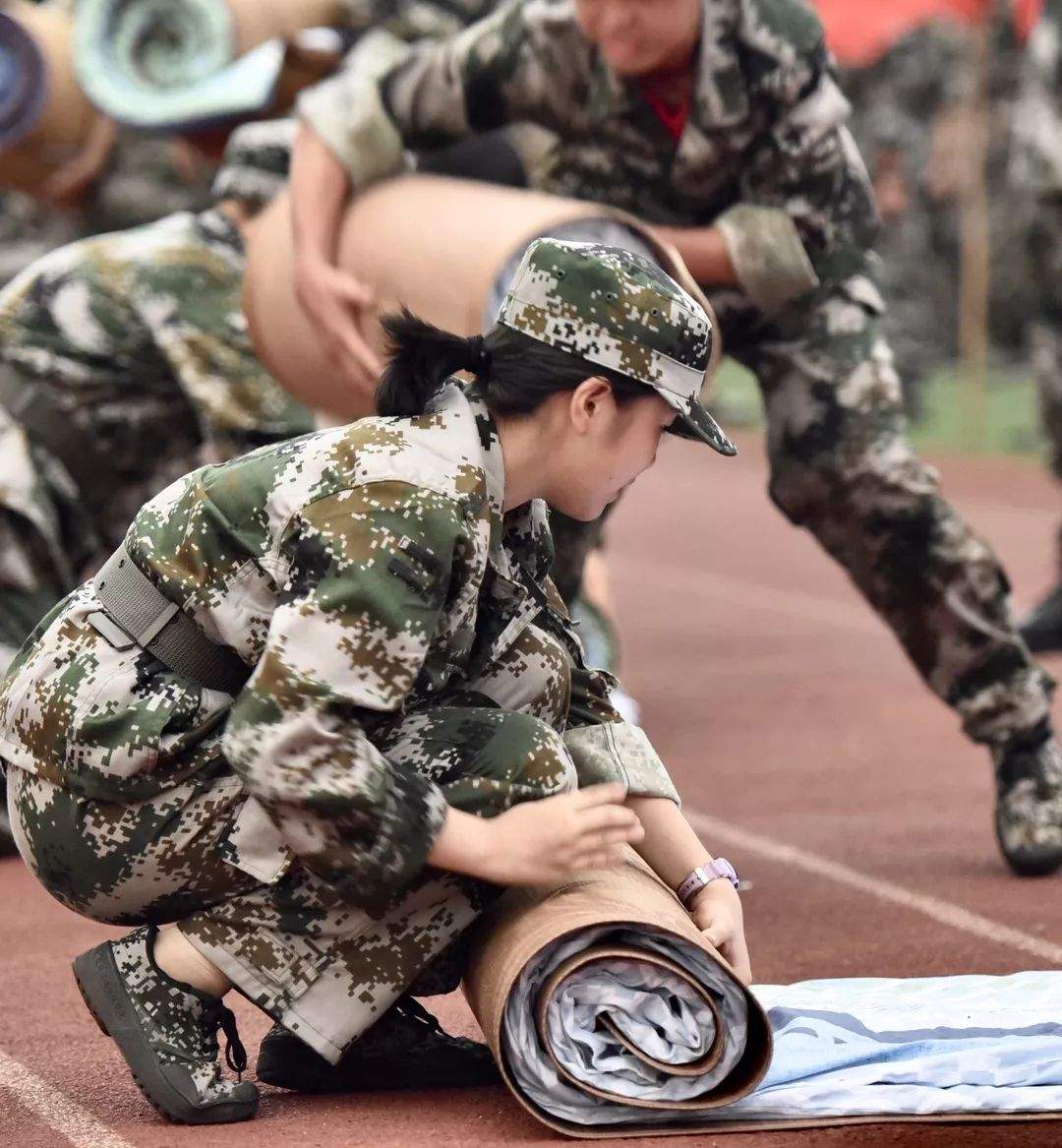 国要强我们就要担当——新生军训总结阅兵式