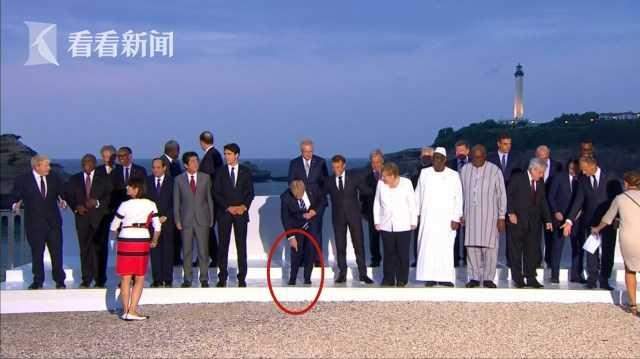 G7全家福站序露玄机？特朗普默克尔互吻引关注