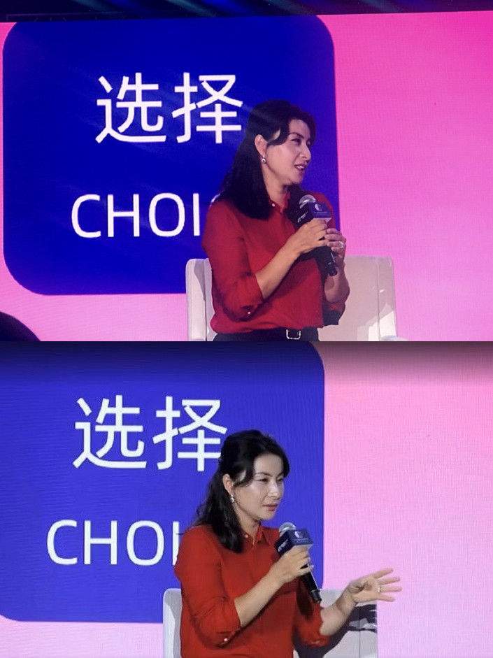 郭晶晶演讲戴大钻戒抢镜，霍启刚场下变迷弟，全程注视爱妻