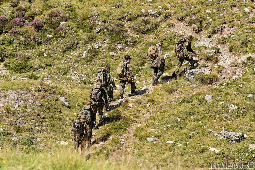 英国陆军远赴奥地利测试战斗机器人履带车辆奔驰在阿尔卑斯山