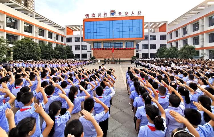 我市师生开学第一天重温习近平总书记回信