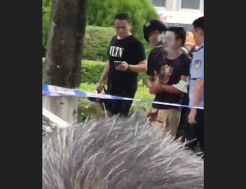 重庆一男子因感情纠纷捅死前女友的现男友，试图自杀并多角度自拍