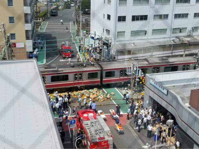 1死逾32人受伤！日本列车脱轨与卡车相撞，堪比重灾现场