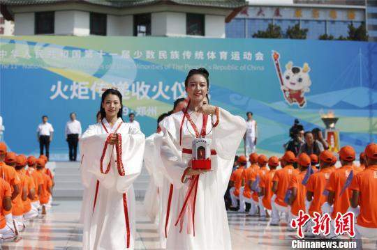 第十一届全国民族运动会火炬传递活动在郑州举行