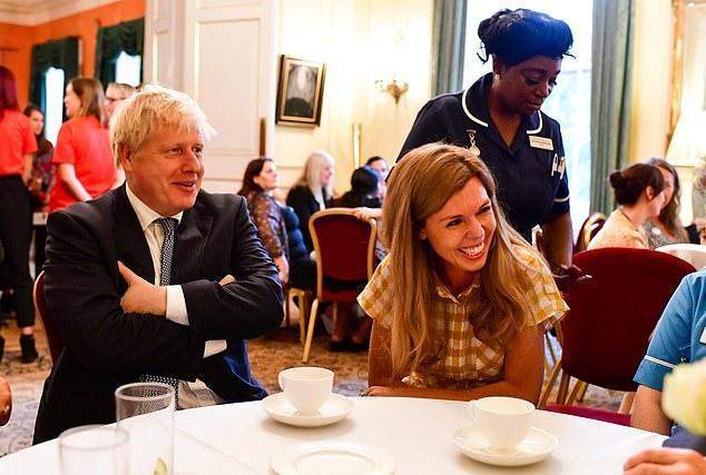 英首相31岁女友终于不穿碎花裙！穿蓝白斜纹裙秀长腿，气质差了点