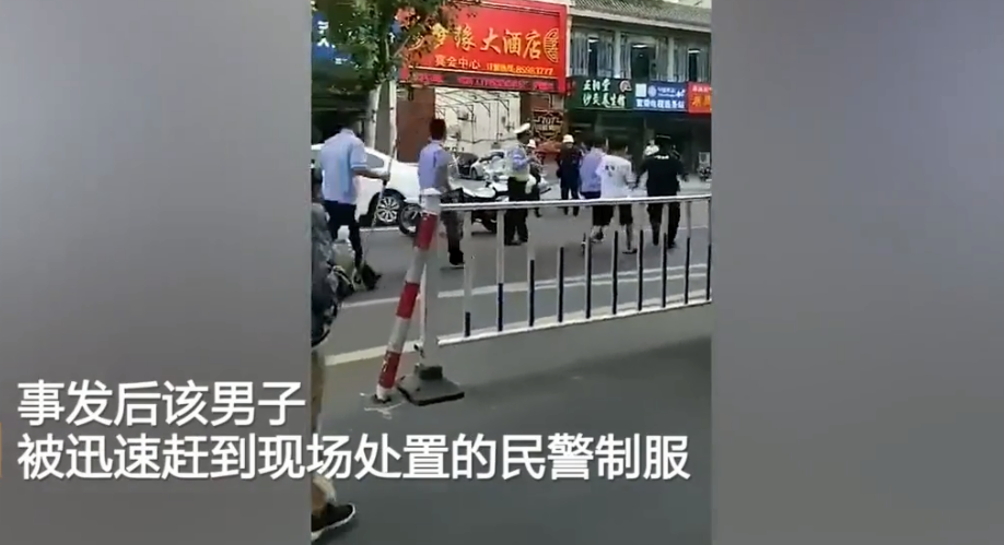 不爽就拿人泄愤？17岁少年和父亲视频起争执，竟当街拿菜刀砍路人