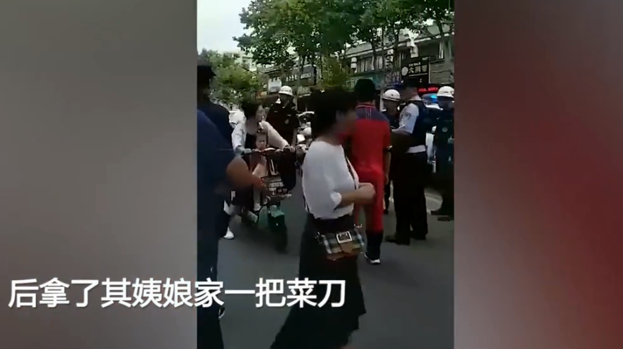 不爽就拿人泄愤？17岁少年和父亲视频起争执，竟当街拿菜刀砍路人