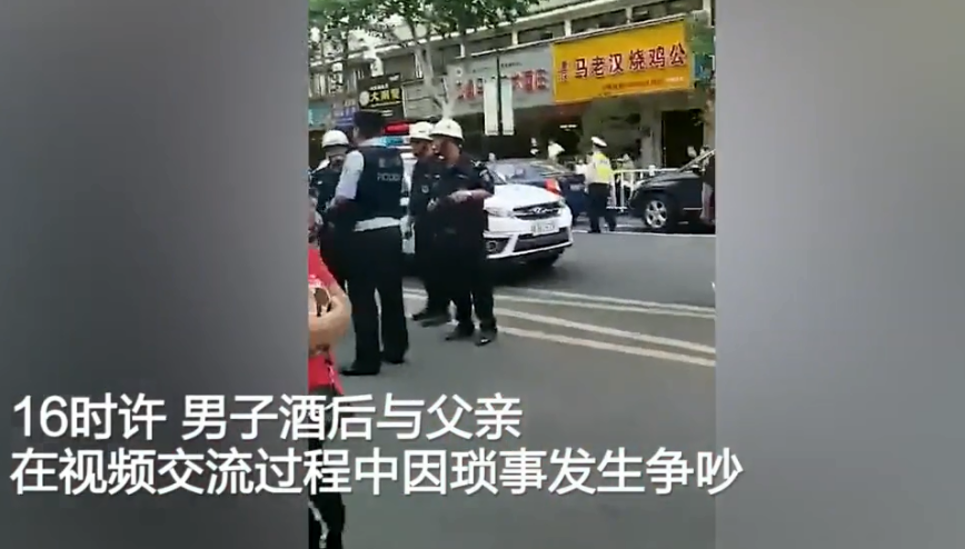 不爽就拿人泄愤？17岁少年和父亲视频起争执，竟当街拿菜刀砍路人