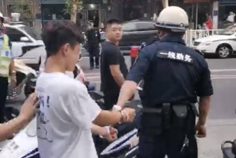 不爽就拿人泄愤？17岁少年和父亲视频起争执，竟当街拿菜刀砍路人