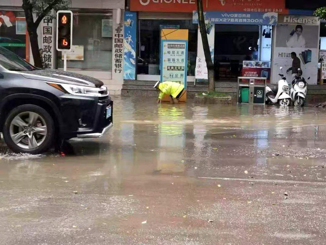 墨江：点赞！风雨中最美的坚守者——墨江“浇警”