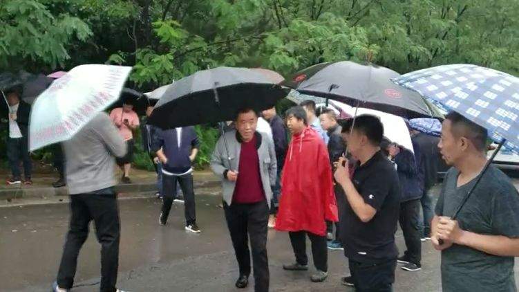 离石凤山底三巷：路面塌陷两车遭殃！雨天注意安全