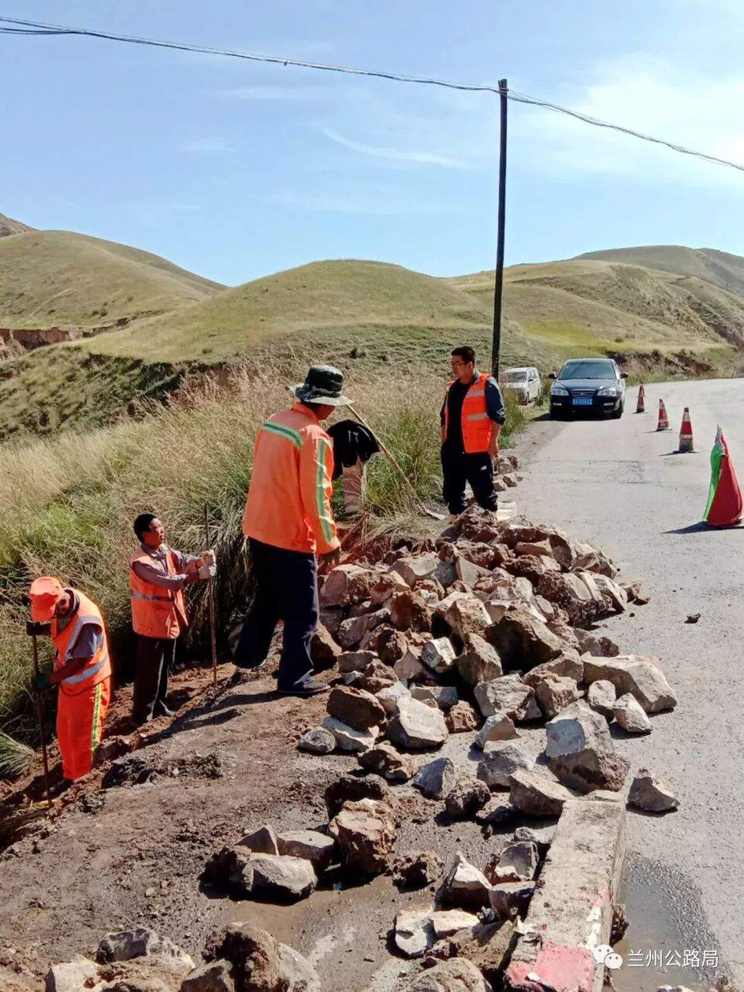 永登公路段保障公路安全畅通服务群众中秋出行