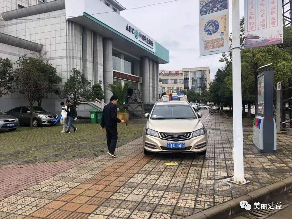 沾益城管全面开展中秋节前市容环境整治