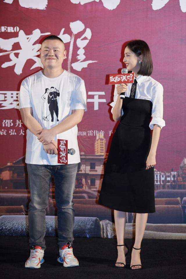 陈思诚身在福中不知福，35岁佟丽娅穿粉色V领裙，美似少女一般