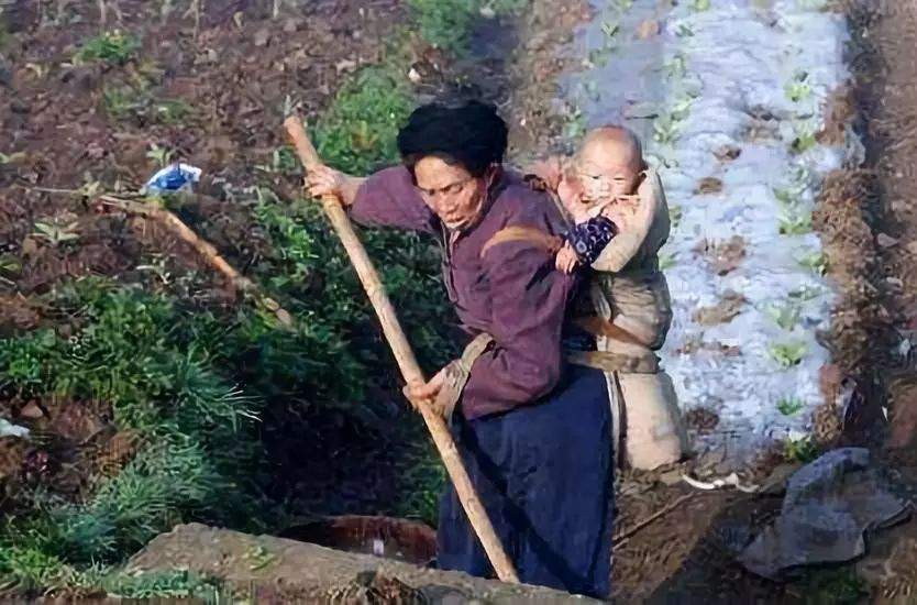 我帮忙带外孙，女婿把亲家母穿烂的羽绒服给我，我却欣喜若狂！