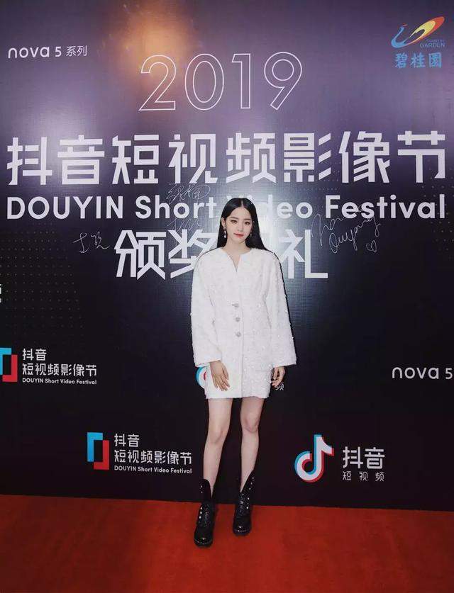 专访|欧阳娜娜的19岁：玩vlog、组乐队、十年巡演……