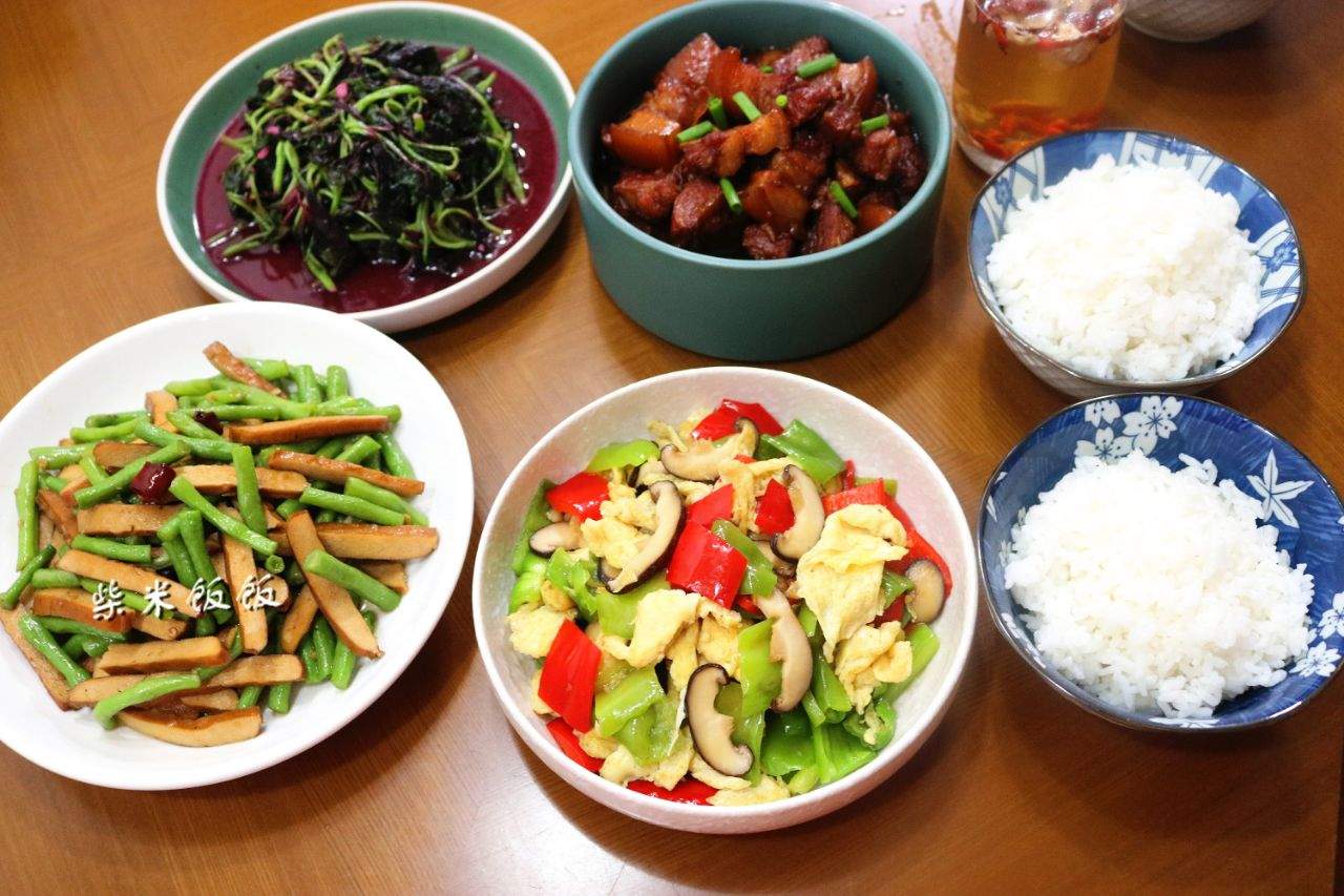 我家一日三餐，餐餐都丰富，朋友问：这样的伙食一月3000够吗？