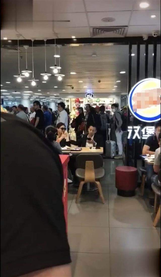 模范夫妻档大S和汪小菲现身速食店用餐，分享家庭日常