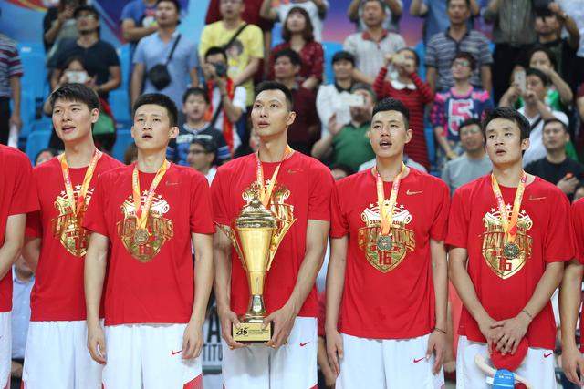 FIBA排名更新：中国男篮不降反升，球迷表现却反差巨大