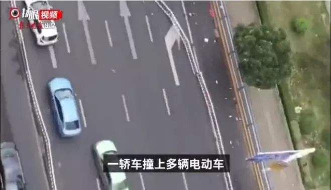 常州一奔驰撞倒多辆电动车，致3死10伤，女乘客大哭：我们撞了好多人......