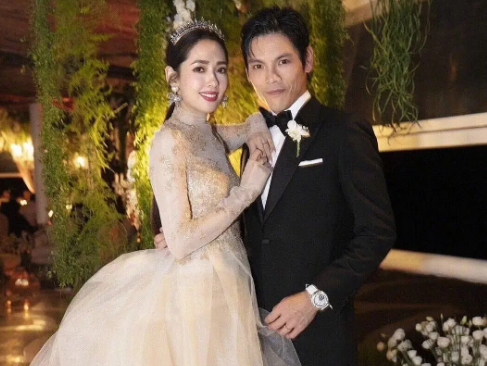 向佐郭碧婷婚礼当天，妆容一言难尽，生硬的眉毛，满脸都是浮粉