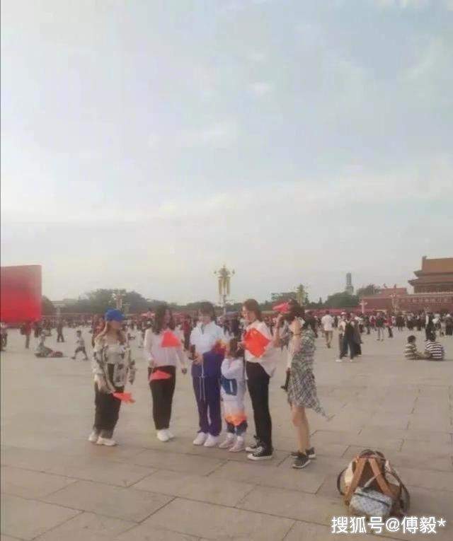 李小璐带甜馨游天安门，身着运动服的她看起来像高中生！