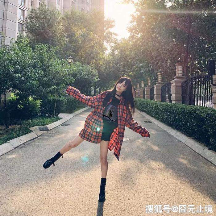 李小璐穿超短热裤拍写真，大秀美腿却被嘲廉价网红风