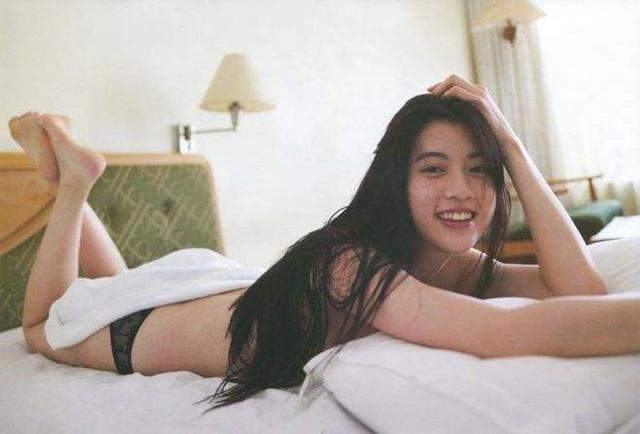 三吉彩花是谁？为什么她能成为周杰伦新歌MV女主角？