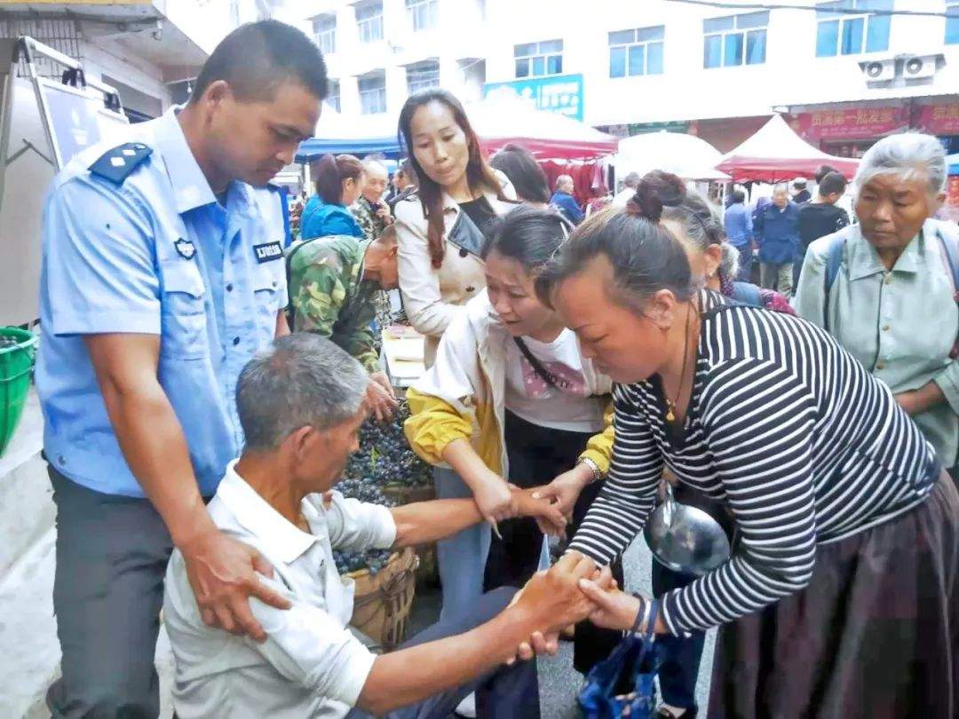 陌生老人晕倒众人关切不陌生