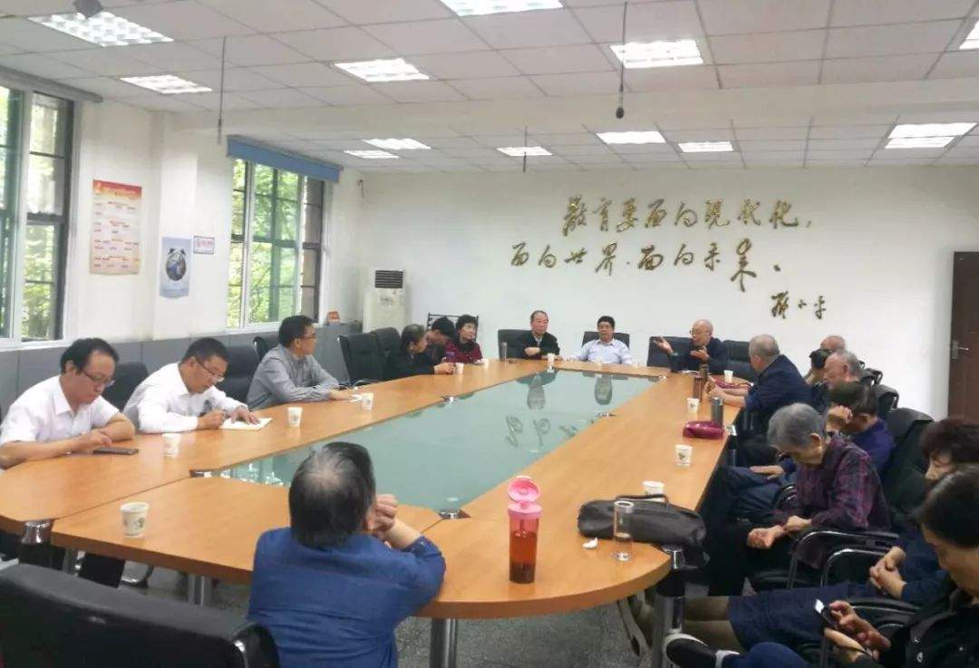 市教育局召开离退休老干部座谈会，向老同志征求乐山教育发展"金点子"...