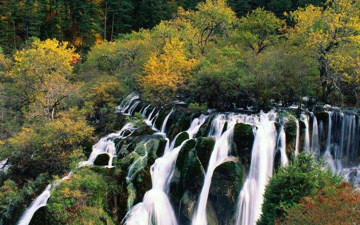 九寨沟景区在经历地震之后终恢复开园