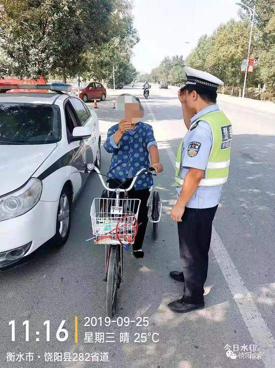 饶阳县交警大队交警帮助迷路老人回家