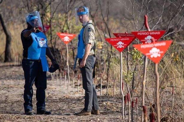 泪目！哈里王子与戴妃同装，重走战地雷区：人民的王妃，后继有人...