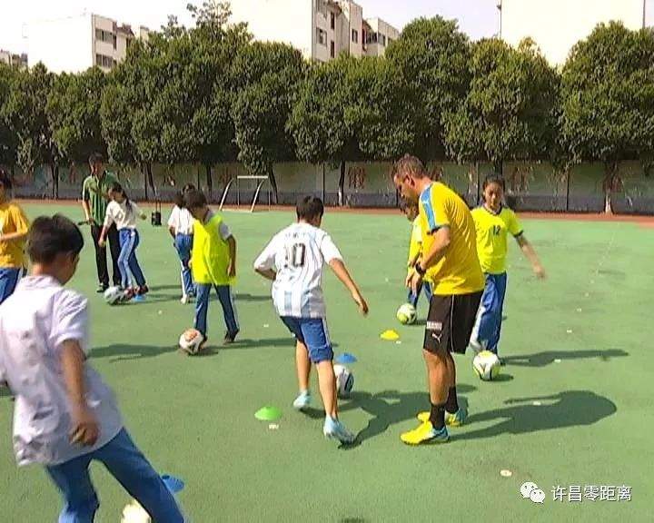 【零距离关注】学校里来了外国足球教练，啥情况？