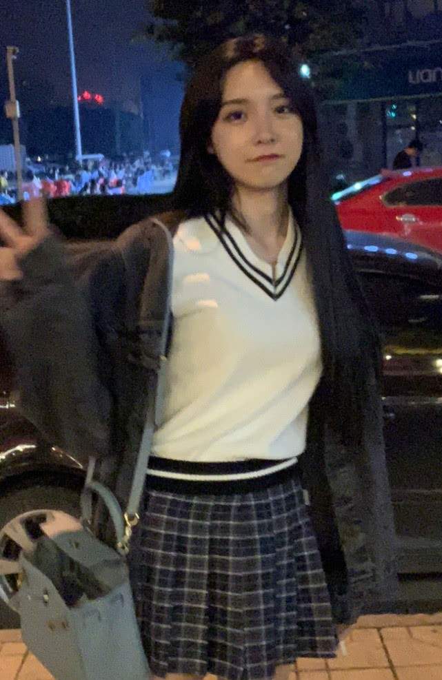 艾比不得了，两套学院风私服化身大学“校花”，女生看了自愧不如