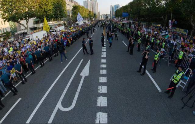 美韩军费问题刚谈崩，文在寅就遭遇最大危机，首尔爆发百万人游行