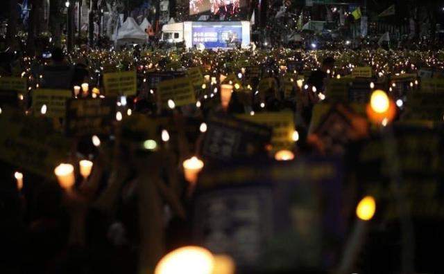 美韩军费问题刚谈崩，文在寅就遭遇最大危机，首尔爆发百万人游行