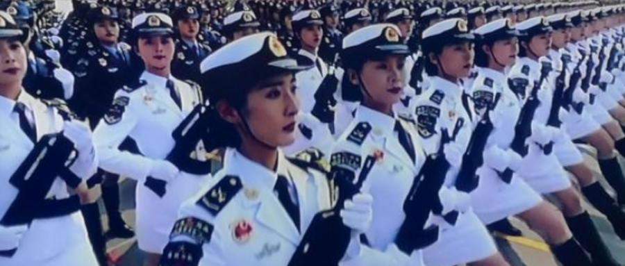 女兵方阵吸引大家眼球，发现一位女兵撞脸杨幂，还有一位撞脸刘涛