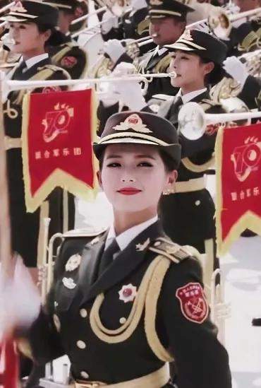 女兵方阵吸引大家眼球，发现一位女兵撞脸杨幂，还有一位撞脸刘涛