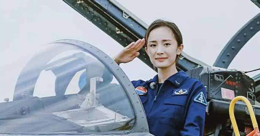 女兵方阵吸引大家眼球，发现一位女兵撞脸杨幂，还有一位撞脸刘涛