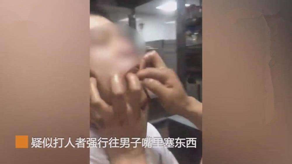 男子当厨师往食物吐浓痰，被发现后肛门被打爆，男子：应该怪老板