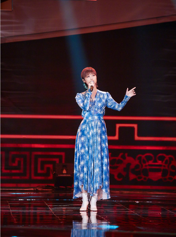 李宇春穿蓝色仙女裙倾演唱《蜀绣》，彰显出独特的古风魅力！