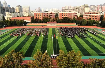 建业外国语中学千余名师生表白祖国母亲的心无法自抑