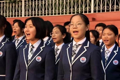 建业外国语中学千余名师生表白祖国母亲的心无法自抑