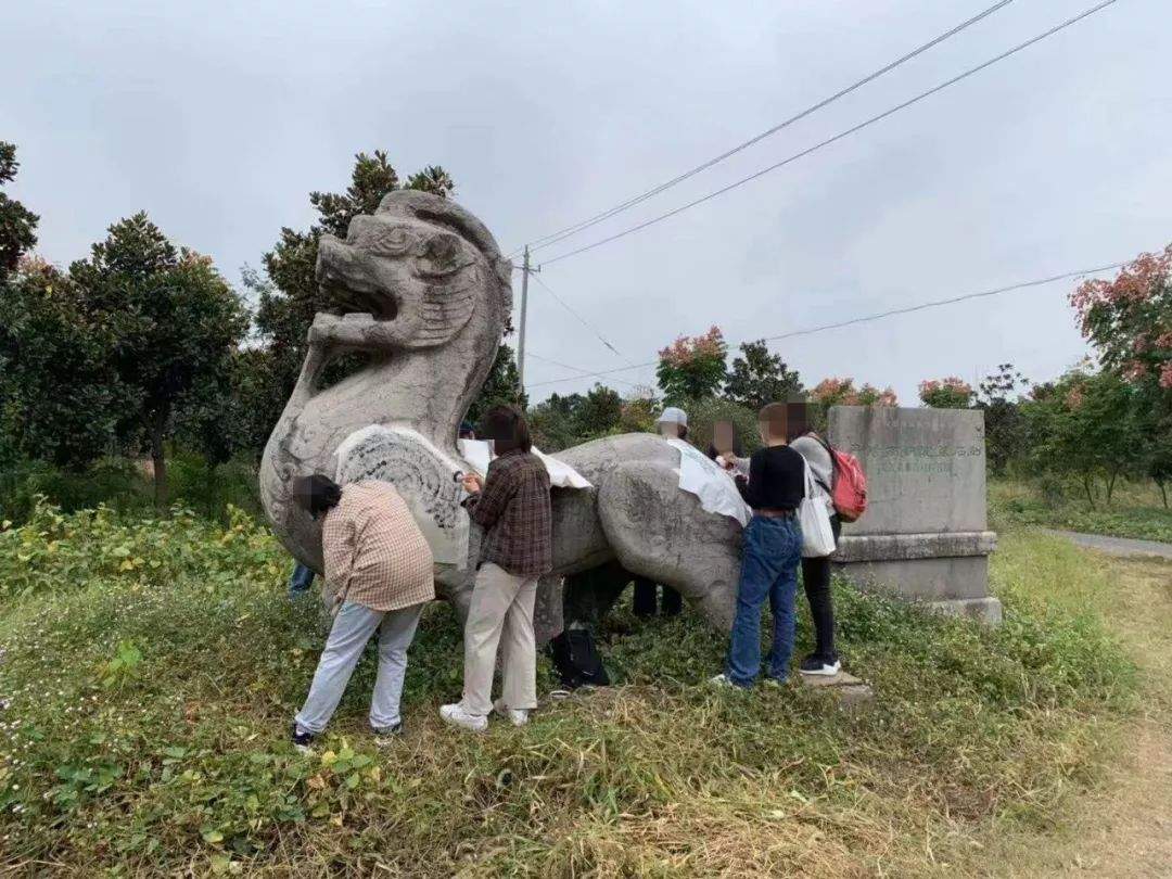 南朝石刻又遭破坏！被一群自称来自上海大学的学生非法拓印！